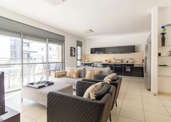 Lovely Beach Side 2Bdr Apt With Spacious Terrace!
