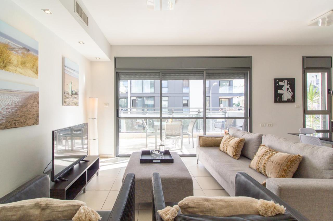 Lovely Beach Side 2bdr Apt With Spacious Terrace! * Tel Aviv