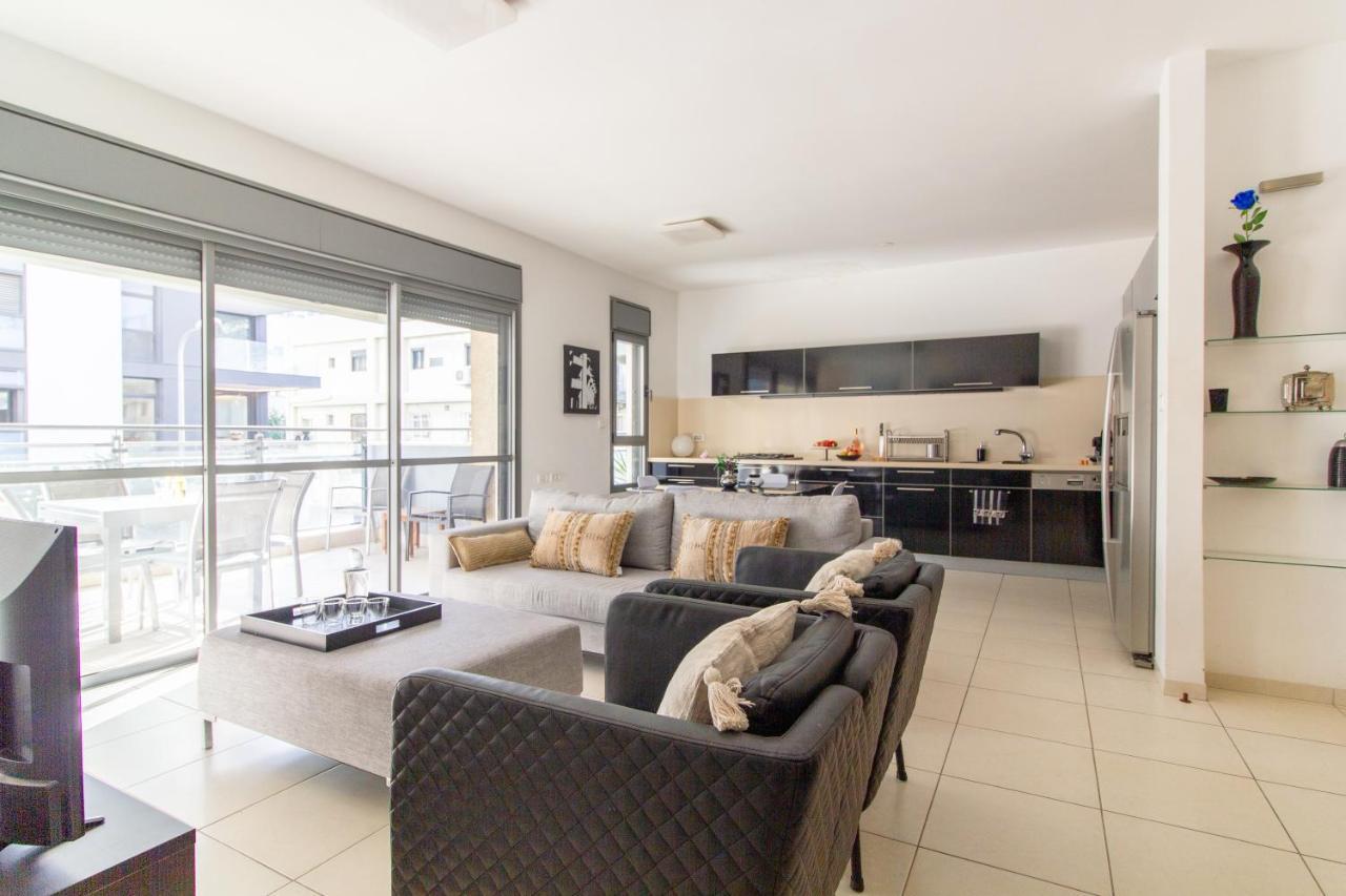Lovely Beach Side 2bdr Apt With Spacious Terrace! Apartment *