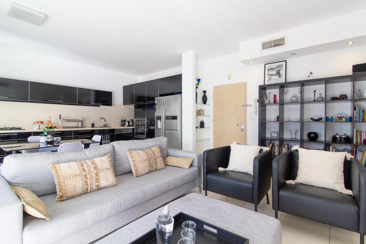 Apartment Lovely Beach Side 2bdr Apt With Spacious Terrace! Tel Aviv