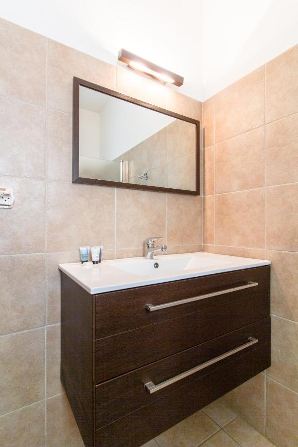 Lovely Beach Side 2bdr Apt With Spacious Terrace! * Tel Aviv